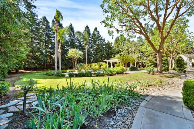 10595 E San Felipe Avenue, Clovis, CA 93619