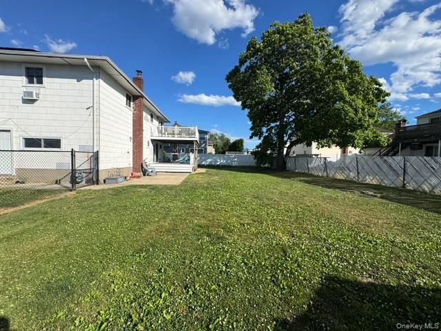 121 W Lake Drive, Lindenhurst, NY 11757
