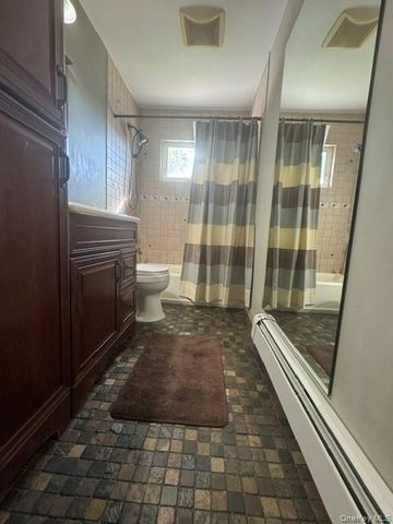 121 W Lake Drive, Lindenhurst, NY 11757