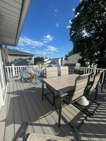 121 W Lake Drive, Lindenhurst, NY 11757
