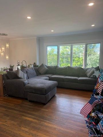 121 W Lake Drive, Lindenhurst, NY 11757