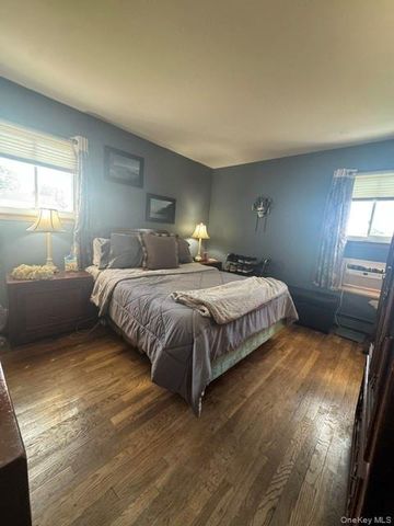 121 W Lake Drive, Lindenhurst, NY 11757