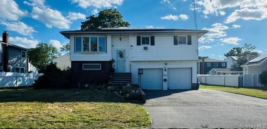 121 W Lake Drive, Lindenhurst, NY 11757