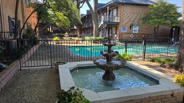 6023 E University Boulevard 204, Dallas, TX 75206