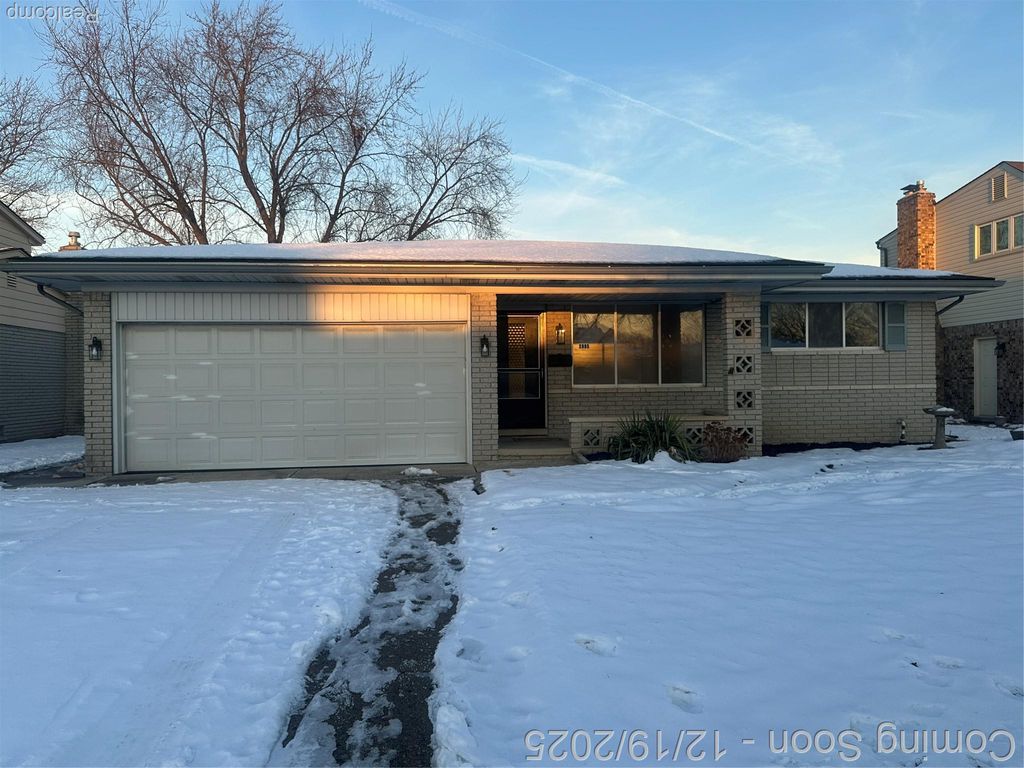 2995 Groves Drive, Sterling Heights, MI 48310