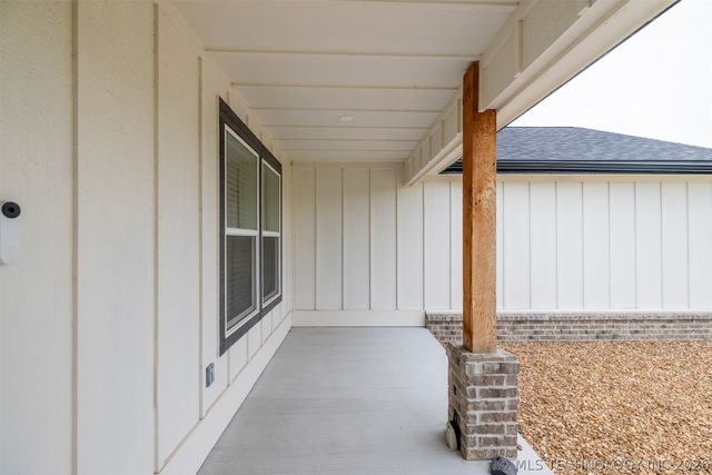 413 E Jean Pierre Street, Chouteau, OK 74337