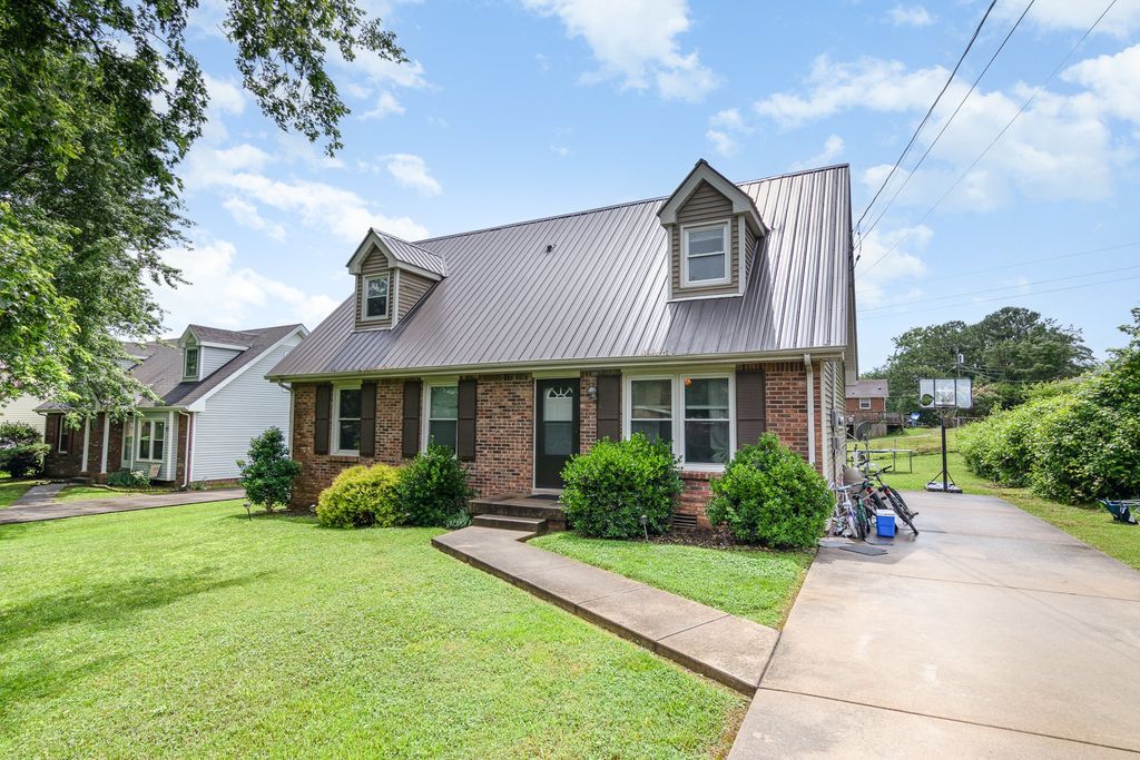 408 Helton Dr, Clarksville, TN 37042