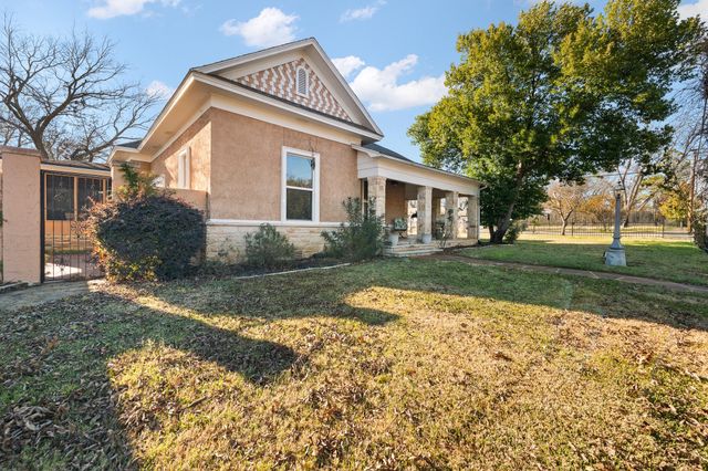 511 W Wilson Street, Cleburne, TX 76033