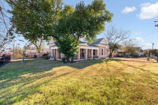 511 W Wilson Street, Cleburne, TX 76033