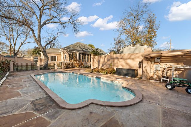 511 W Wilson Street, Cleburne, TX 76033