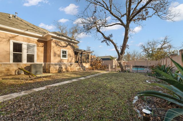 511 W Wilson Street, Cleburne, TX 76033