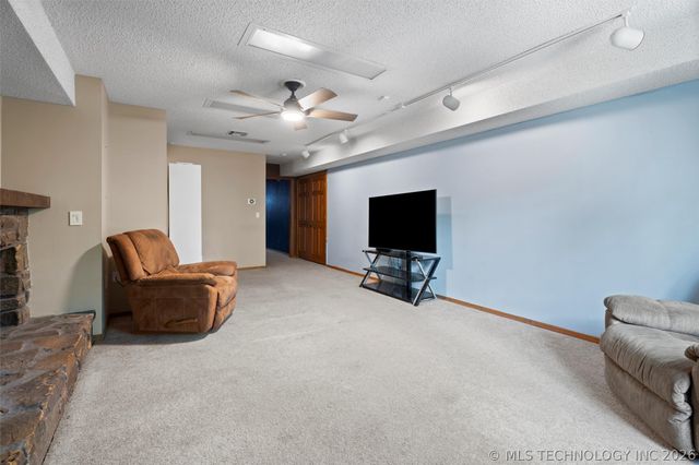 633 Kenwood Drive, Bartlesville, OK 74006