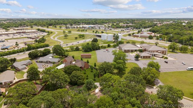 633 Kenwood Drive, Bartlesville, OK 74006