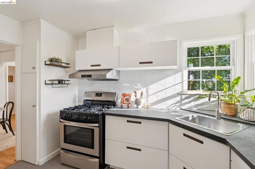 Image 14 of property listing at 738 Ventura St, Richmond, CA 94805