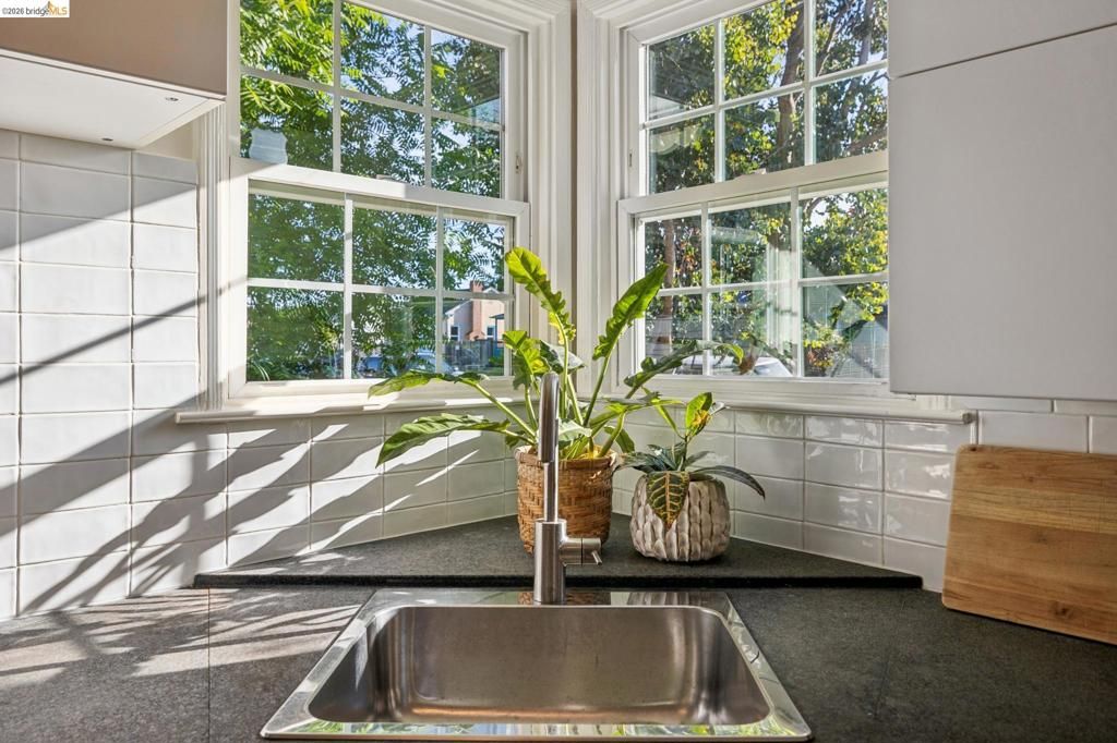 Image 15 of property listing at 738 Ventura St, Richmond, CA 94805