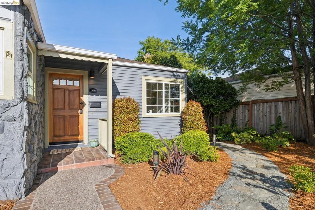 Image 4 of property listing at 738 Ventura St, Richmond, CA 94805