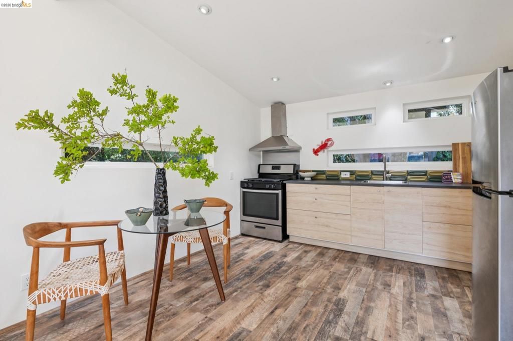 Image 41 of property listing at 738 Ventura St, Richmond, CA 94805