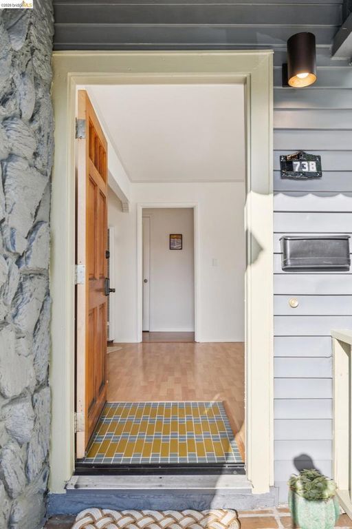 Image 5 of property listing at 738 Ventura St, Richmond, CA 94805