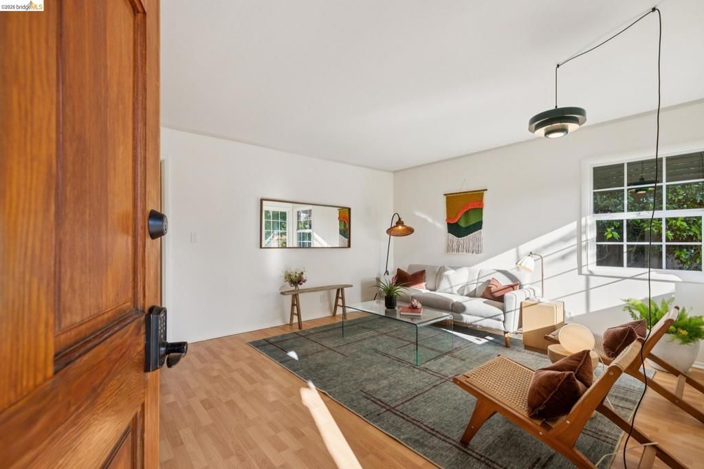 Image 6 of property listing at 738 Ventura St, Richmond, CA 94805