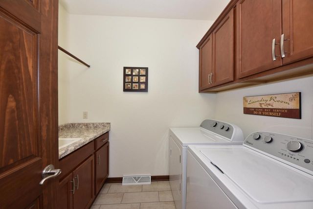 3905 S Five Iron COURT, New Berlin, WI 53151