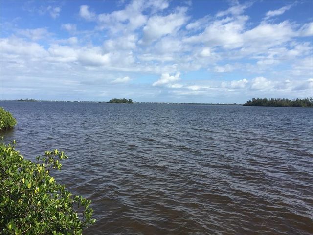 210 N Grove Isle Circle, Vero Beach, FL 32962