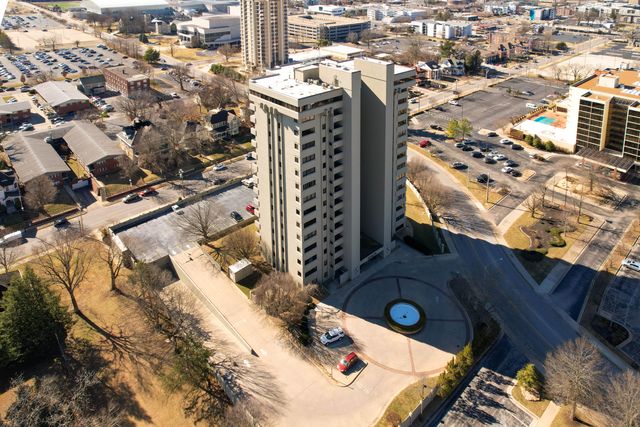 350 S John Q Hammons Parkway 8-B, Springfield, MO 65806