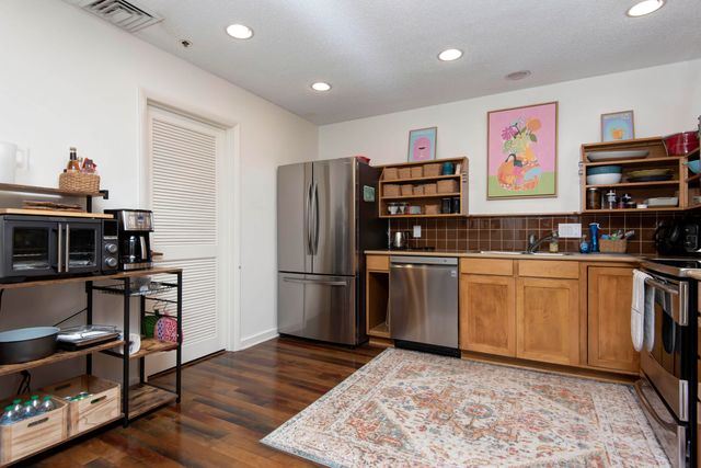 350 S John Q Hammons Parkway 8-B, Springfield, MO 65806