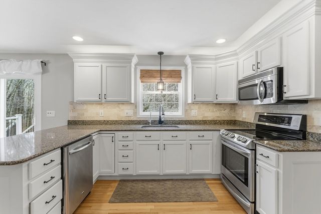 25 Stanphyl Rd, Uxbridge, MA 01569