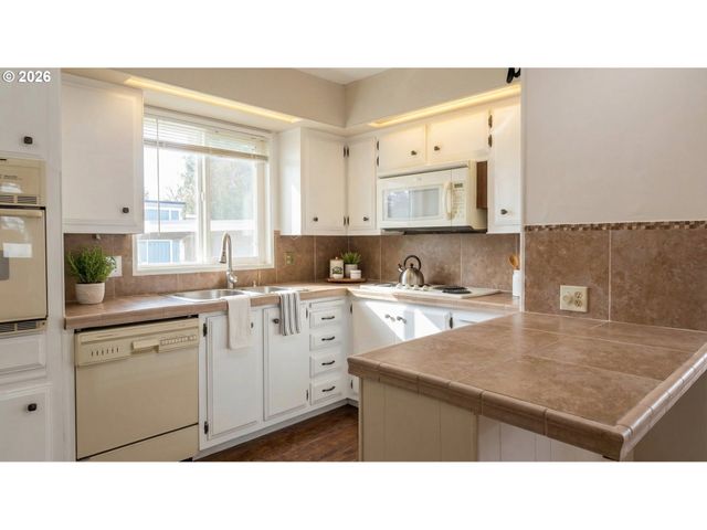 2681 Se RIVER Rd #29, Hillsboro, OR 97123