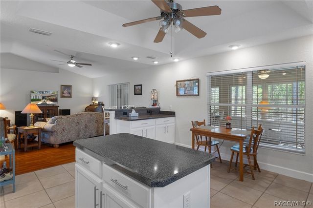 8623 N Dora Way, Dunnellon, FL 34434