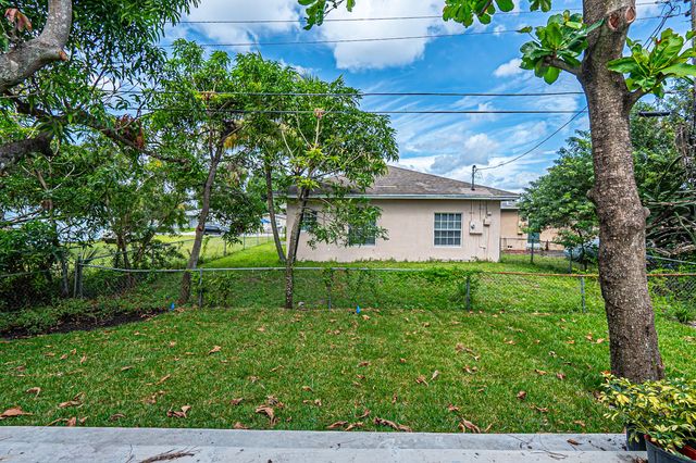 2725 NW 7th Street, Fort Lauderdale, FL 33311