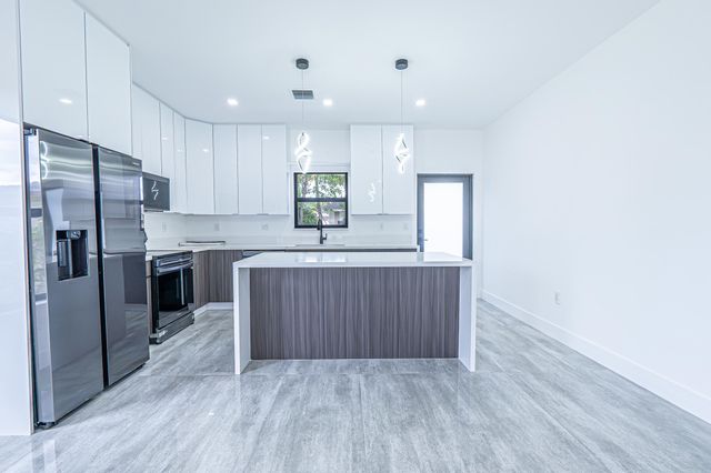 2725 NW 7th Street, Fort Lauderdale, FL 33311