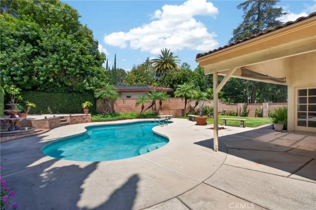 19600 Kingsbury Street, Chatsworth, CA 91311