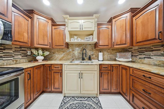 5950 49 AVENUE N, Kenneth City, FL 33709