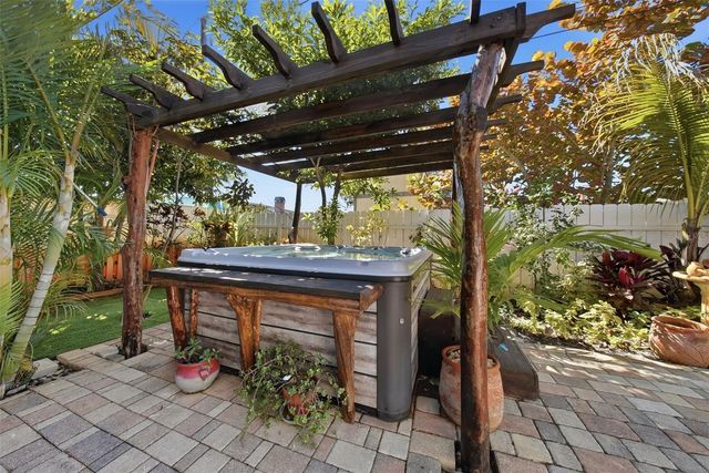 5950 49 AVENUE N, Kenneth City, FL 33709