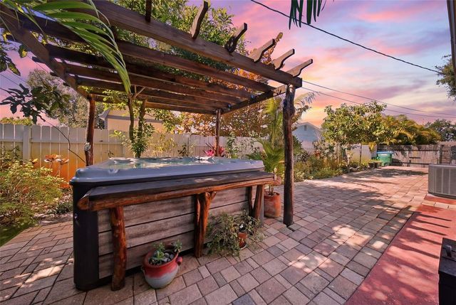 5950 49 AVENUE N, Kenneth City, FL 33709