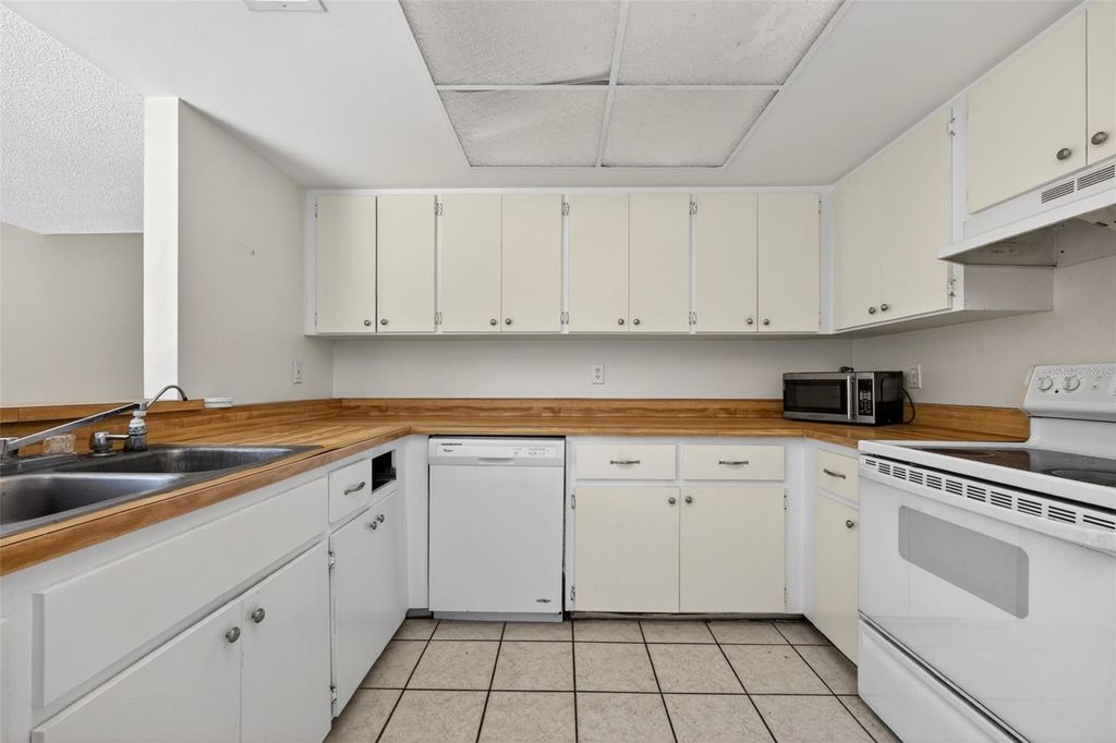 Image 15 of property listing at 5330 MYAKKA VALLEY TRAIL, Sarasota, FL 34241