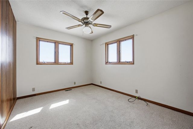 4610 200th St, Deep River, IA 52222