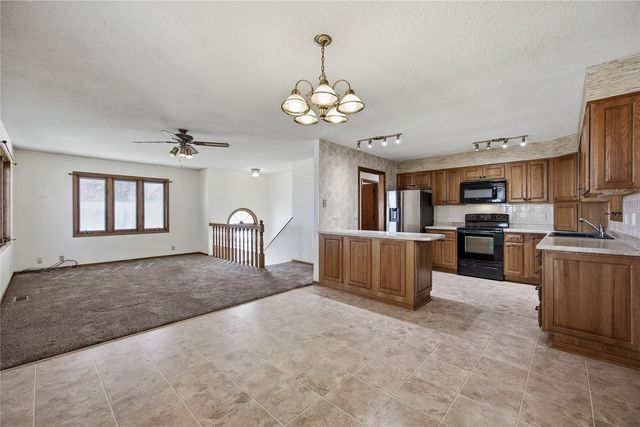 4610 200th St, Deep River, IA 52222