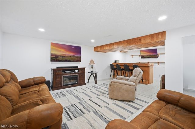 723 Dresden Drive, Hubbard, OH 44425