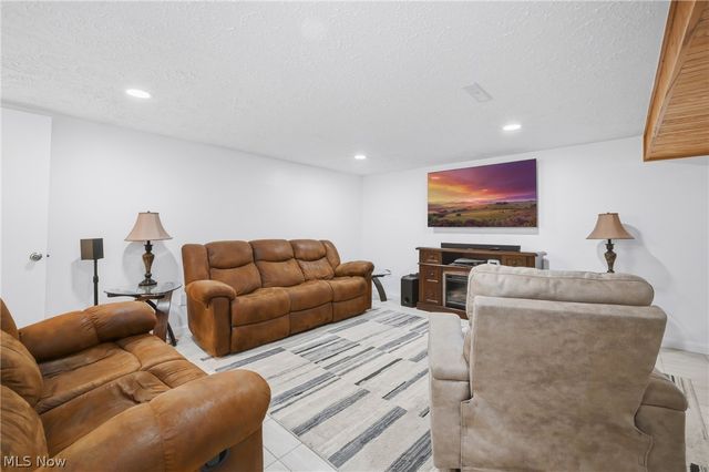 723 Dresden Drive, Hubbard, OH 44425