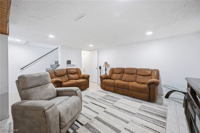 723 Dresden Drive, Hubbard, OH 44425