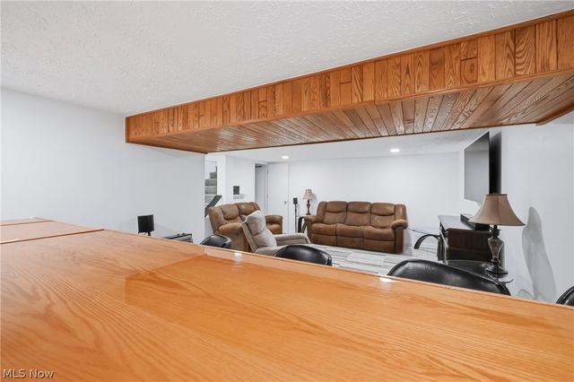 723 Dresden Drive, Hubbard, OH 44425