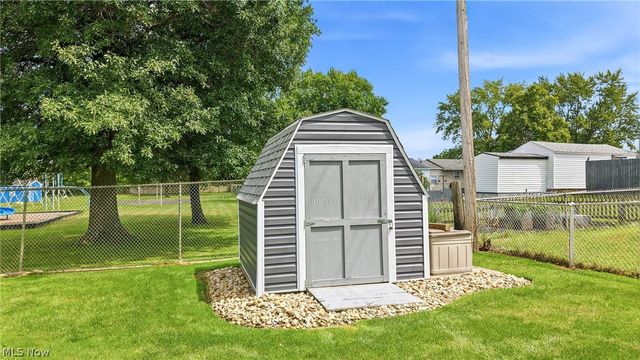 723 Dresden Drive, Hubbard, OH 44425