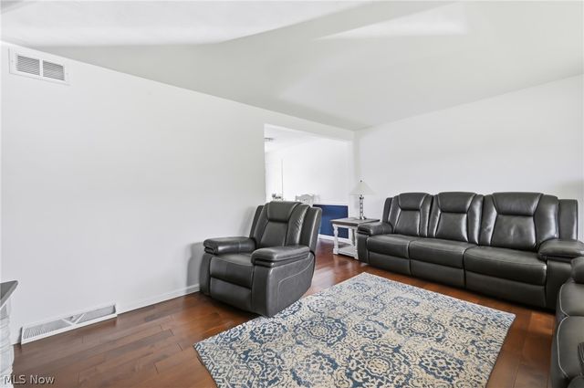 723 Dresden Drive, Hubbard, OH 44425