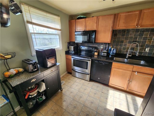 8085 Thurston Drive, Cicero, NY 13039