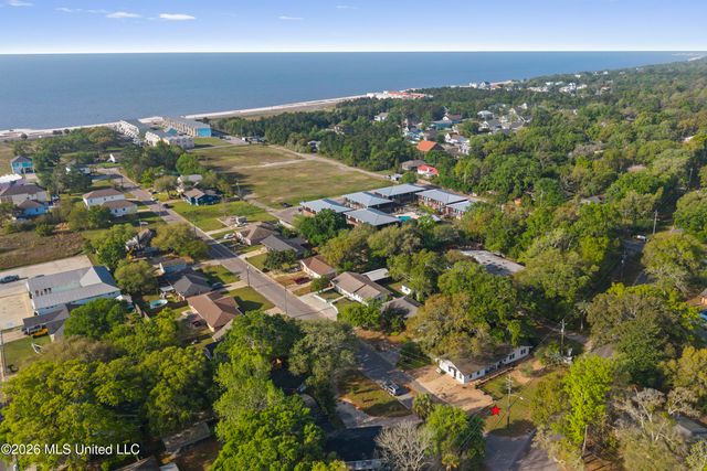 1560 E Second Street, Pass Christian, MS 39571