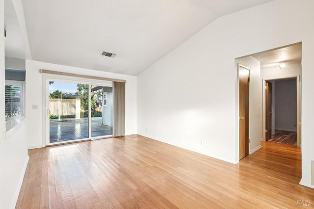 324 Woodside Cir, Vacaville, CA 95688