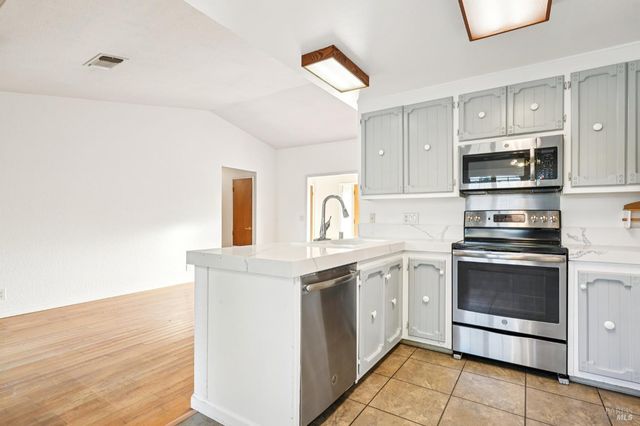 324 Woodside Cir, Vacaville, CA 95688