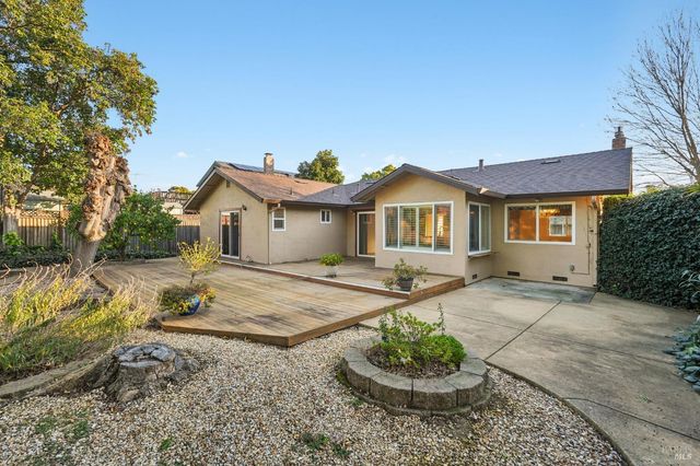 324 Woodside Cir, Vacaville, CA 95688